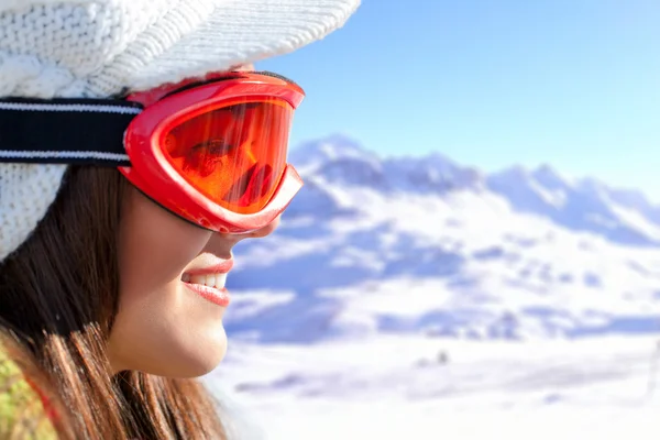 Gesichtsschuss einer Skifahrerin mit Schneebrille. — Stockfoto