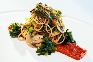 Deniz yosunu ile organik spagetti.