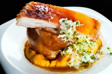 gevrek kavrulmuş domuz yavrusu.