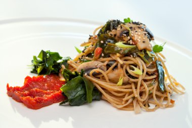 mantar ve deniz yosunu ile sağlıklı spagetti.