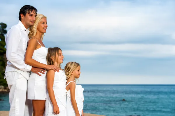 Familjen lookinh i fjärran på stranden. — Stockfoto