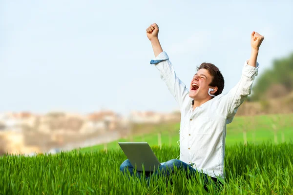 Adolescente gritando de alegría al aire libre . — Foto de Stock