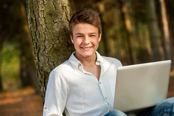 Retrato de menino adolescente contra árvore . — Fotografia de Stock