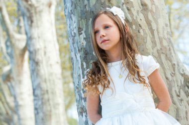 kayıp bir görünüm ile beyaz elbiseli şirin kız.