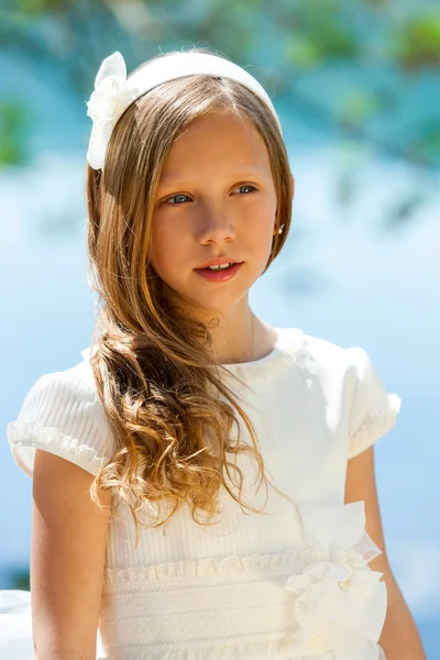 Atractivo joven en vestido de comunión blanca . — Foto de Stock