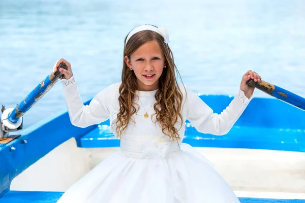 Дівчина в білій сукні веслує на озері . — стокове фото