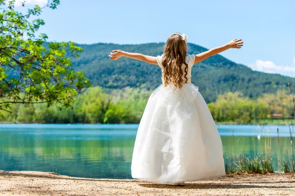 Kleine Prinzessin im weißen Kleid am See. — Stockfoto