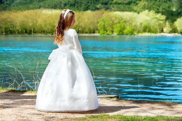 Menina doce em vestido de comunhão ao ar livre . — Fotografia de Stock