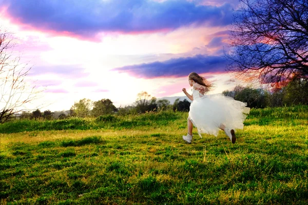 Mädchen im weißen Kleid läuft. — Stockfoto