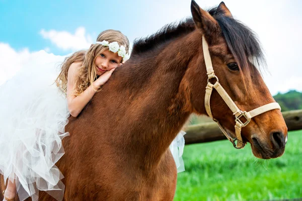 Девушка отдыхает на лошадях . — стоковое фото