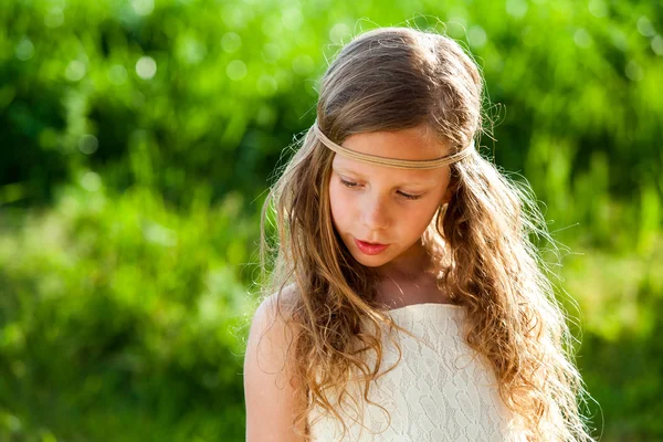 Leuk meisje met lint hoofdband. — Stockfoto