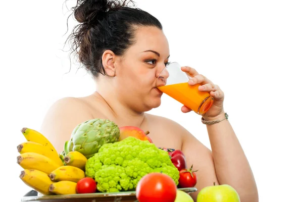 Obézní dospívající pít ovocné šťávy. — Stock fotografie
