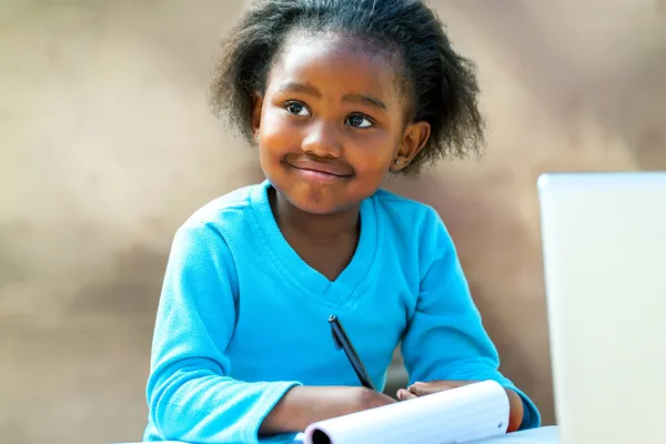 Afro öğrenci okul yapıyor. — Stok fotoğraf