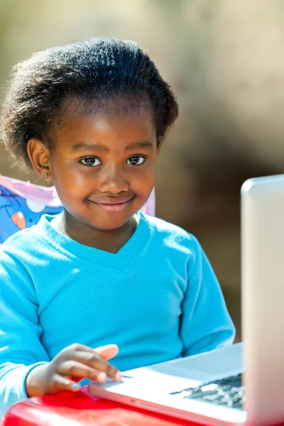 Africký student dělá domácí práce. — Stock fotografie