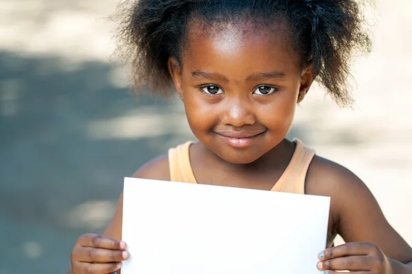 African girl holding white card. — Stock Photo, Image