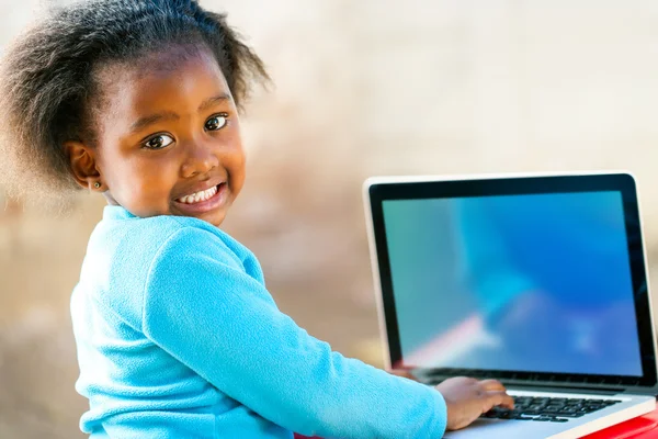 Afican child learning on computer — Stock Photo, Image