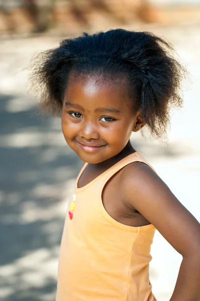 Afrikaanse jongere buitenshuis. — Stockfoto