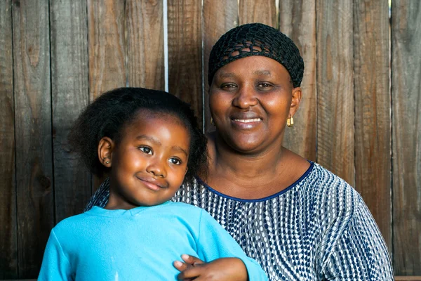 Afrikaanse moeder met kleine meisje. — Stockfoto