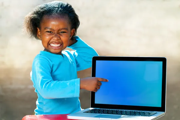 Engraçado menina africana apontando para tela em branco . — Fotografia de Stock