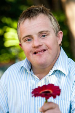 özürlü çocuk veren çiçek.