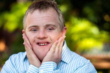 yüzünü elleriyle özürlü çocuk.