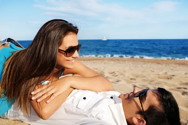 Casal passar tempo na praia — Fotografia de Stock