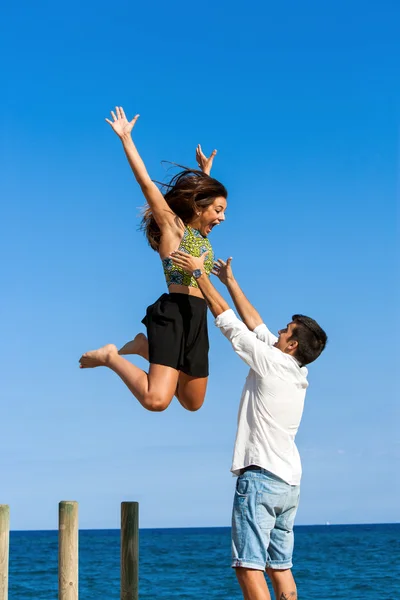 年轻男子捕捉空气中的女朋友 — 图库照片