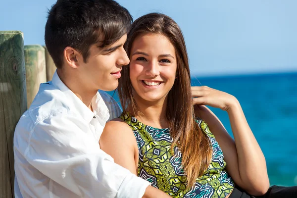 Ragazza carina con ragazzo sulla spiaggia — Foto Stock