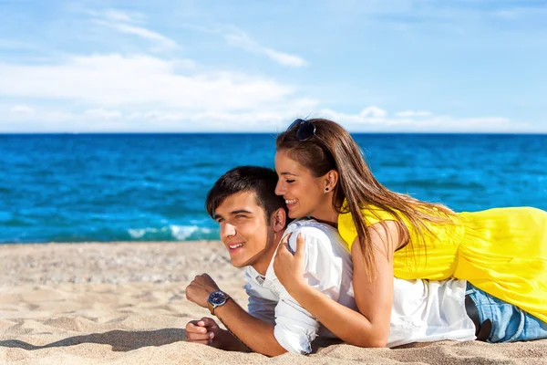 Tiener paar op vakantie. — Stockfoto