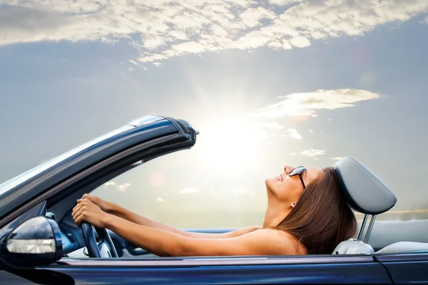 Chica joven conduciendo convertible — Foto de Stock