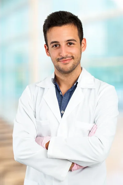 Jovem dentista masculino . — Fotografia de Stock