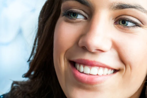 Menina com sorriso encantador — Fotografia de Stock