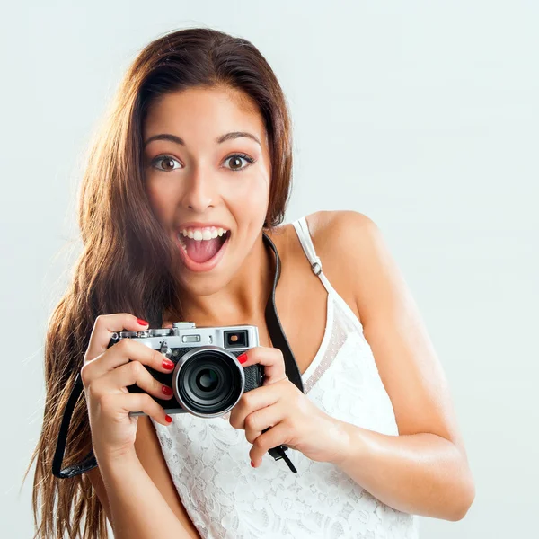 Linda chica sosteniendo cámara retro . — Foto de Stock