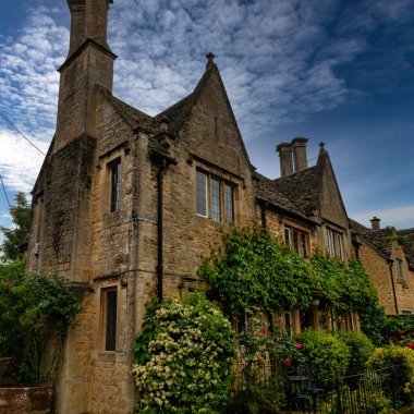 Cotswolds bölgesinin klasik mimarisi - Bourton-on-the-Water, Gloucestershire, Birleşik Krallık, 05 Haziran 2022