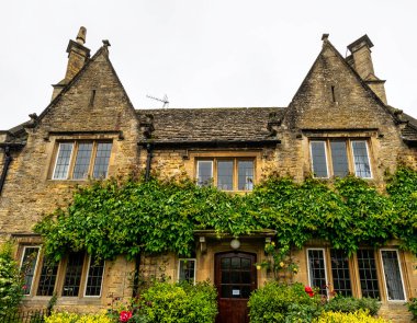Cotswolds bölgesinin klasik mimarisi - Bourton-on-the-Water, Gloucestershire, Birleşik Krallık, 05 Haziran 2022