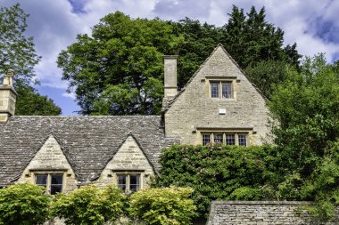 Cotswolds bölgesinin klasik mimarisi - Bibury, Gloucestershire, Birleşik Krallık 2 Haziran 2022