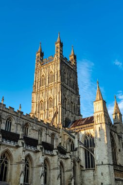 Gloucester Katedrali, resmi olarak St Peter Katedrali ve Gloucester, Gloucestershire, İngiltere 'deki Kutsal ve bölünemez Üçleme Kilisesi.