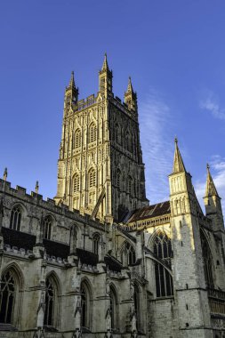 Gloucester Katedrali, resmi olarak St Peter Katedrali ve Gloucester, Gloucestershire, İngiltere 'deki Kutsal ve bölünemez Üçleme Kilisesi.