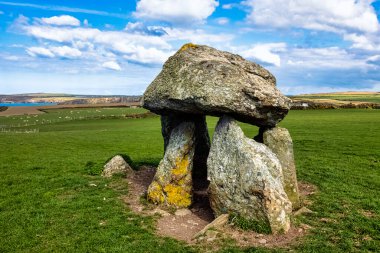 Carreg Samson olarak bilinen Carreg Sampson, Samson Taşı, veya Longhouse - Galler 'de Pembrokeshire Sahil Yolu, Birleşik Krallık