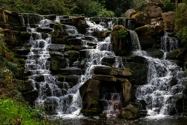 Орнаментальный Каскадный Водопад Virginia Water Суррей Великобритания — стоковое фото