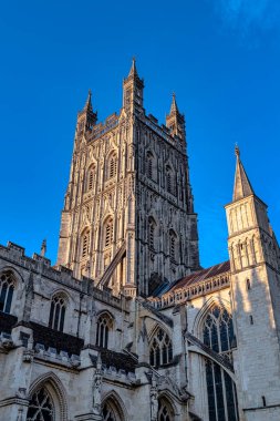 Gloucester Katedrali, resmi olarak St Peter Katedrali ve Gloucester, Gloucestershire, İngiltere 'deki Kutsal ve bölünemez Üçleme Kilisesi.