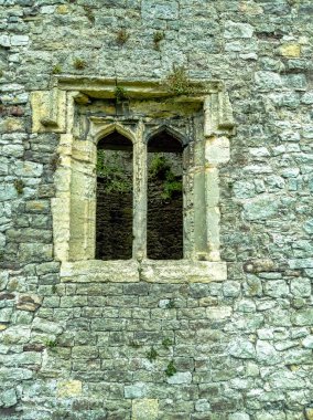 Chepstow Kalesi 'nin (Castell Cas-gwent) kalıntıları, Chepstow, Monmouthshire, Galler, Birleşik Krallık, 04 Haziran 2022