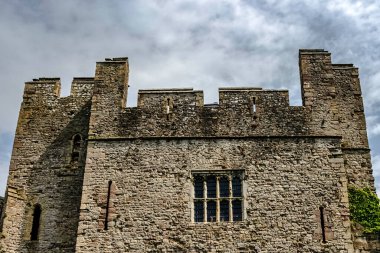 Chepstow Kalesi 'nin (Castell Cas-gwent) kalıntıları, Chepstow, Monmouthshire, Galler, Birleşik Krallık, 04 Haziran 2022