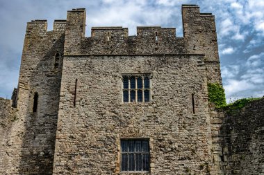 Chepstow Kalesi 'nin (Castell Cas-gwent) kalıntıları, Chepstow, Monmouthshire, Galler, Birleşik Krallık, 04 Haziran 2022