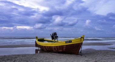 Polonya sahilinde balıkçı teknesi - Debki, Pomerania, Polonya