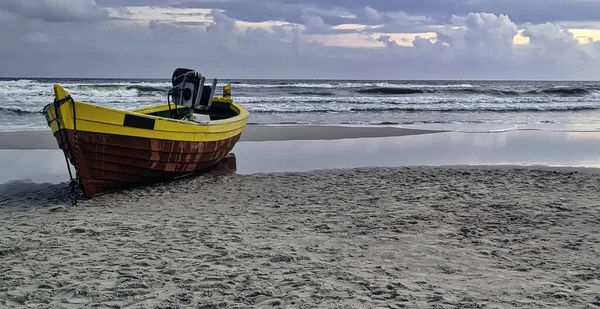 Pôr Sol Sobre Mar Báltico Com Barco Pesca Praia Debki — Fotografia de Stock