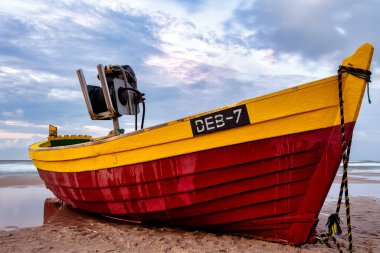 Baltık Denizi üzerinde gün batımı ve sahilde balıkçı teknesi - Debki, Pomerania, Polonya