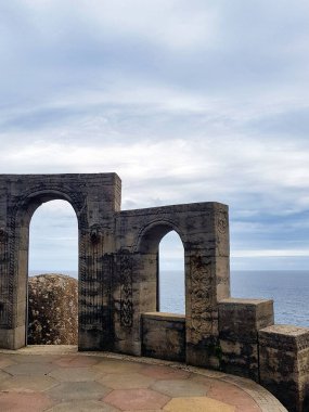 Arka planda Kelt Denizi olan Minack Tiyatrosu - Porthcurno, Penzance, Cornwall, Birleşik Krallık