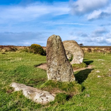 Men-an-Tol olarak bilinen Men an-Tol ya da Crick Stone - Birleşik Krallık Cornwall 'da ayakta duran taşlardan oluşan küçük bir oluşum