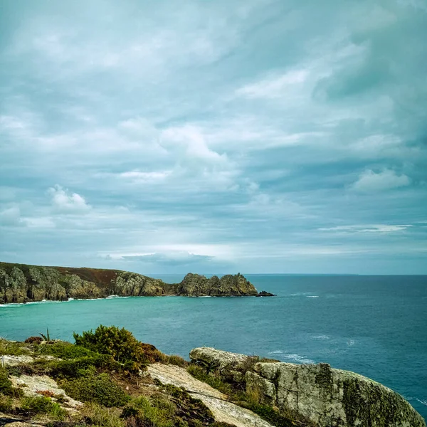 Kelt Denizi - Minack Tiyatrosu 'ndan bir manzara, Porthcurno, Penzance, Cornwall, İngiltere